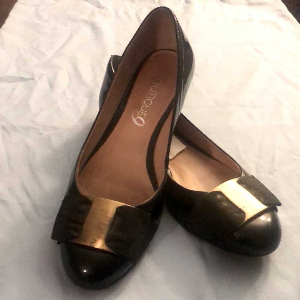 Patent leather flats with a gold bow buckle